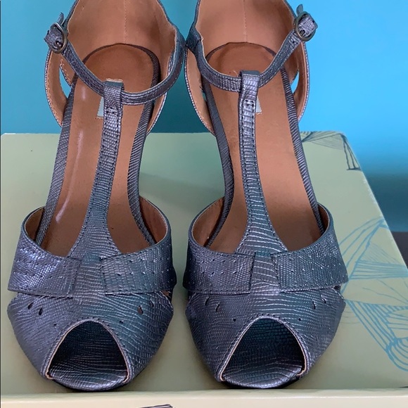 Kimchi Blue 3” heel Pewter Sandals - Picture 4 of 4